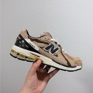 New Balance beige brown suede running sneaker